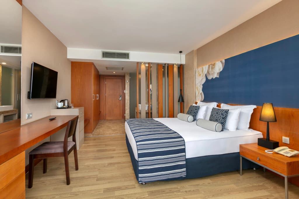 Standard room with partial sea view
