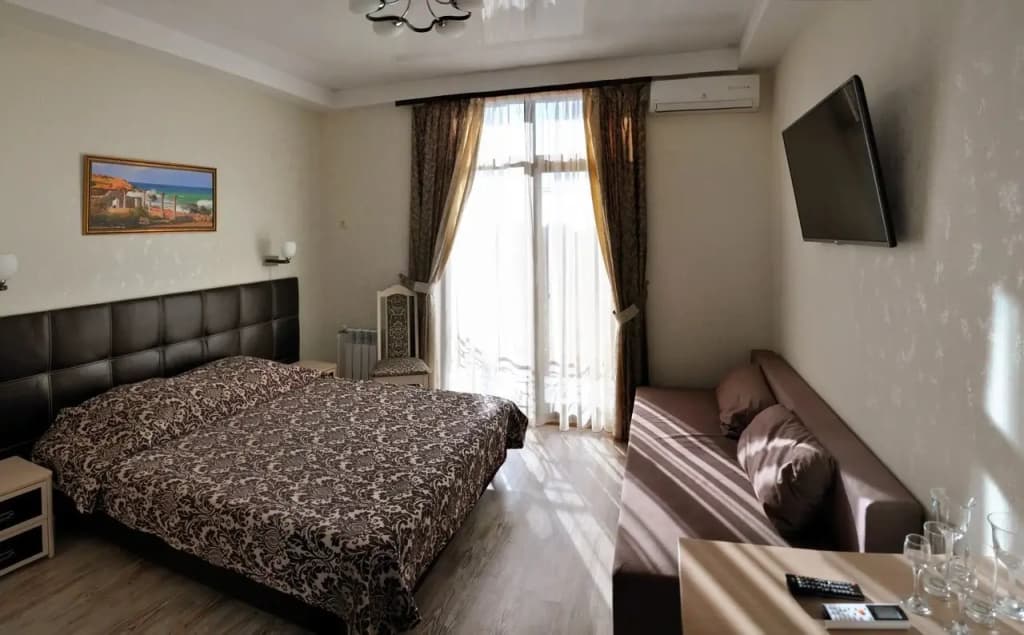 2 Bedrooms Family room with balcony