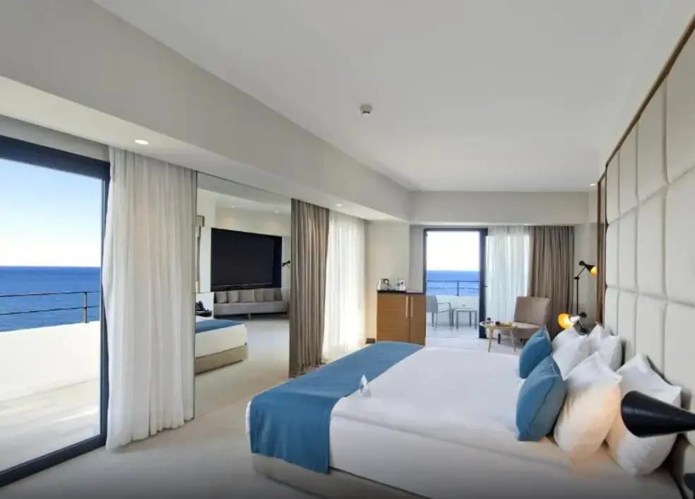 Corner Suite with balcony and with sea view