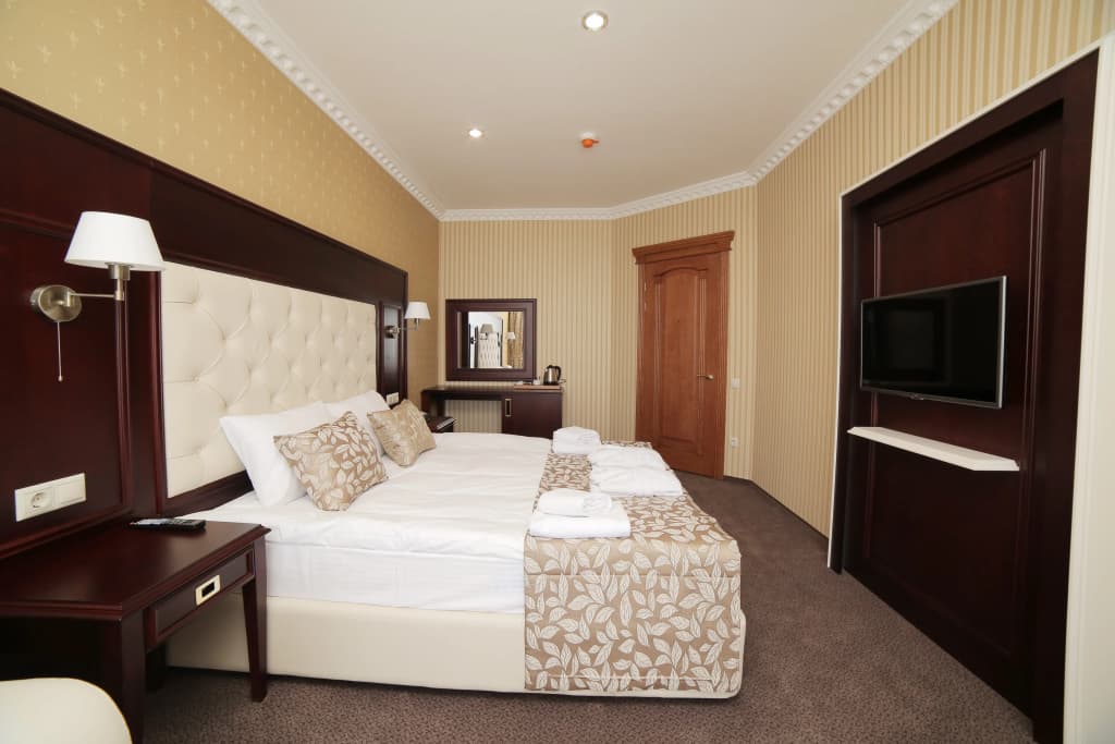 Double Junior Suite with lake view full double bed