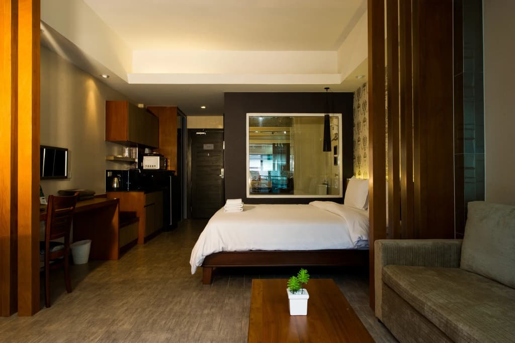 Deluxe Double room with balcony and with city view full double bed