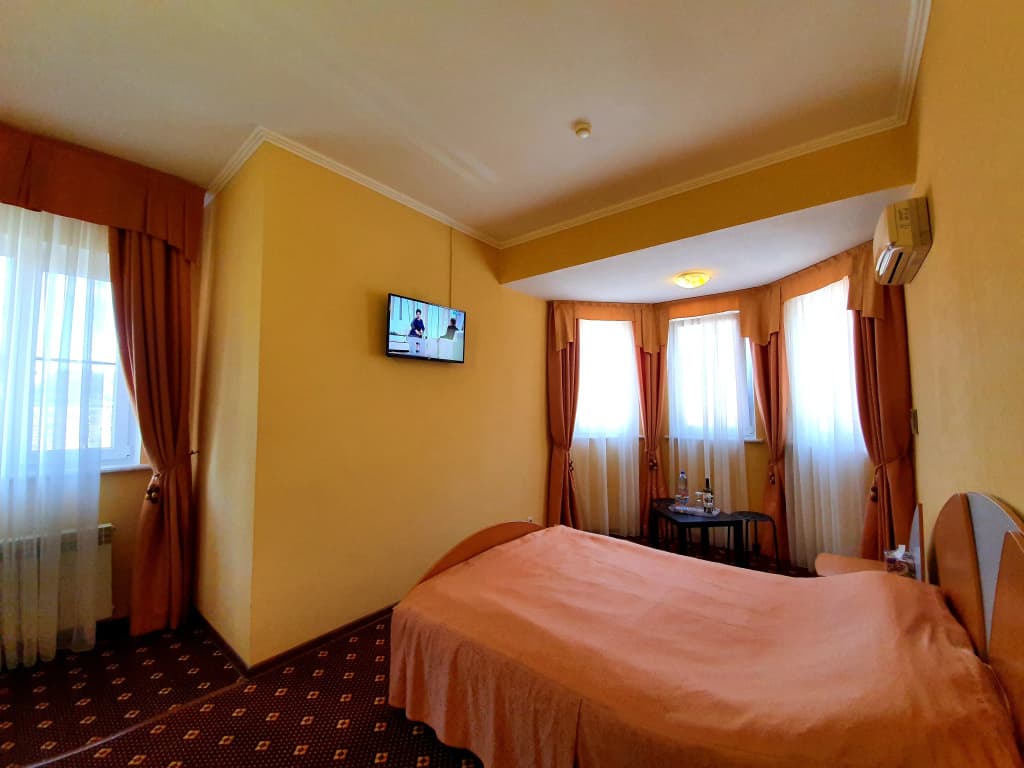 №35 Double room with pool view full double bed