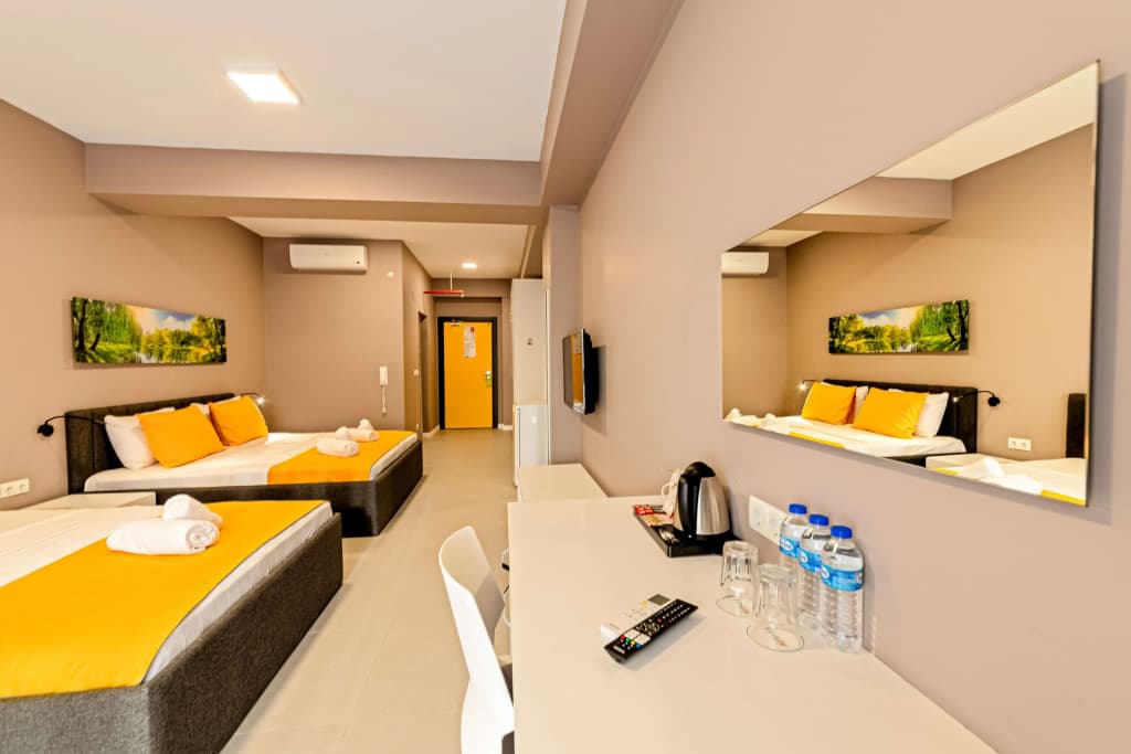 2 Bedrooms Standard Quintuple Family room with balcony and with mountain view