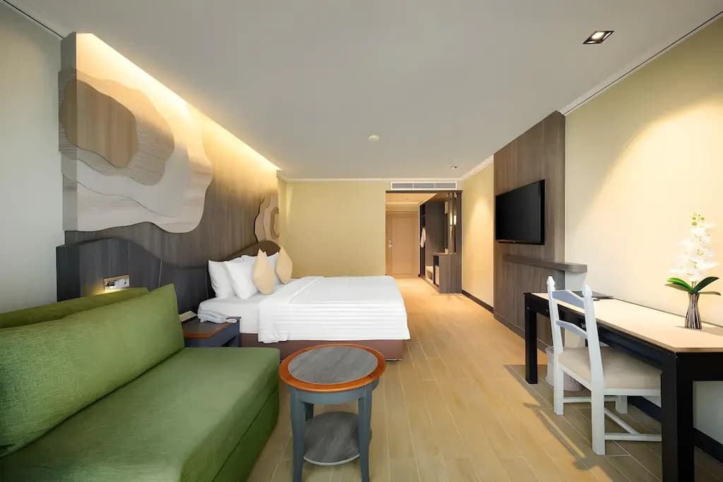 Deluxe Double room with balcony and with pool view full double bed