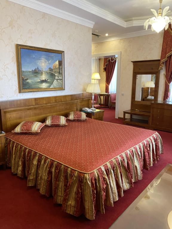 Double Junior Suite with city view full double bed