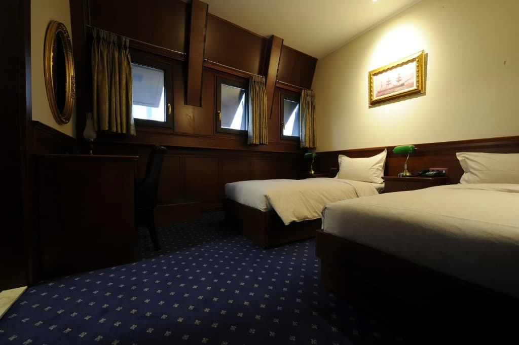 Standard Double room with river view full double bed