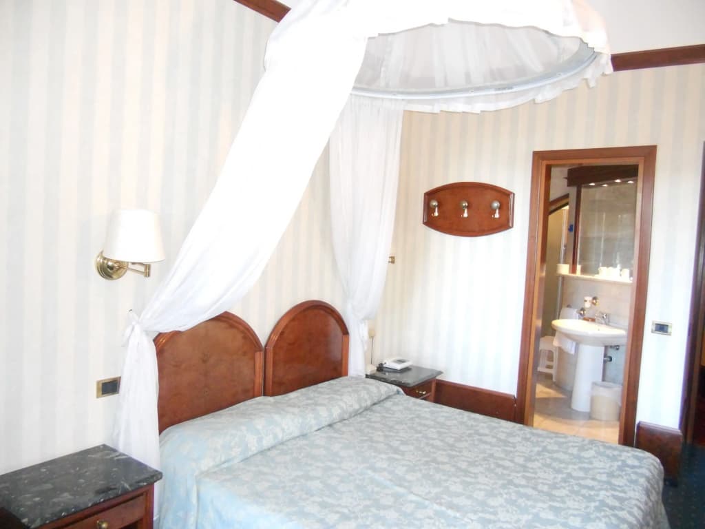 Standard Double room with city view full double bed