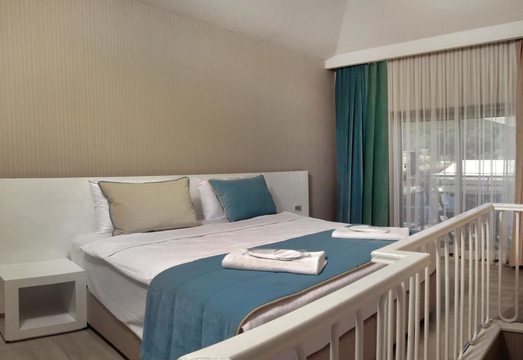 Standard Double room with pool view full double bed
