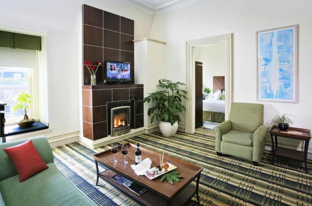 Double Suite full double bed