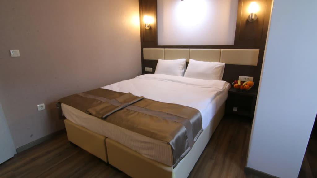 Deluxe Double room with city view full double bed
