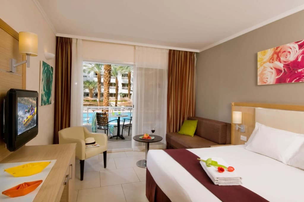 Superior room with balcony and with pool view