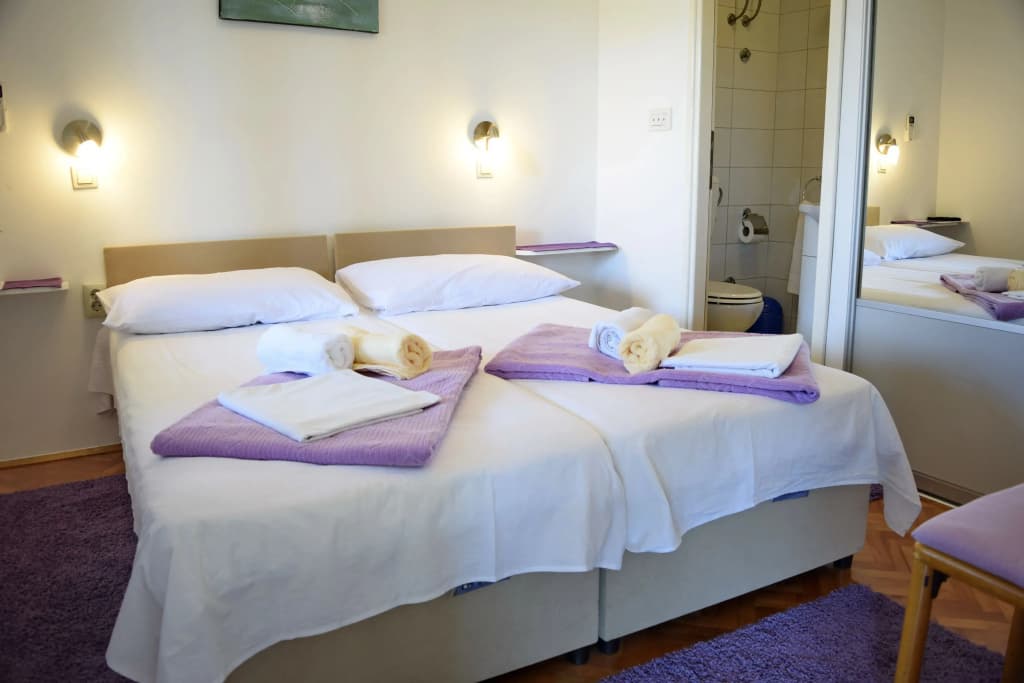 Standard Double Basement room with garden view full double bed