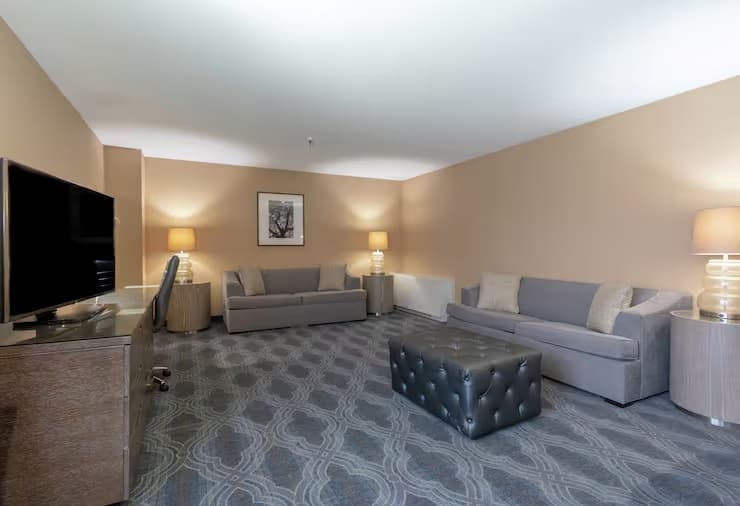 Corner Double Whirlpool Suite full double bed