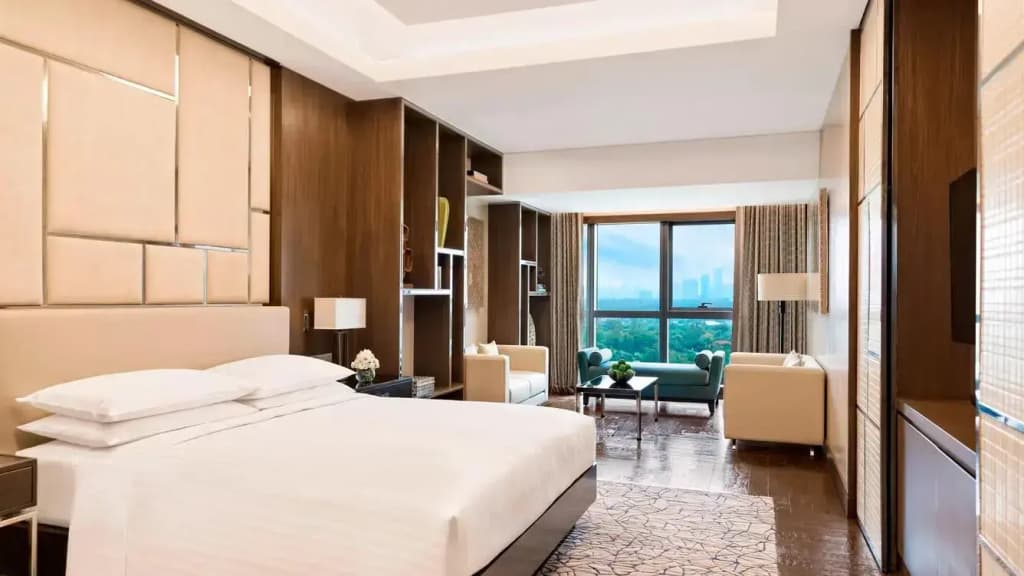 Chairman Double Suite with golf view full double bed