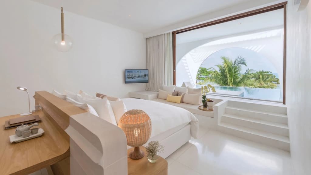 Oceanfront Double Pool Suite with balcony full double bed