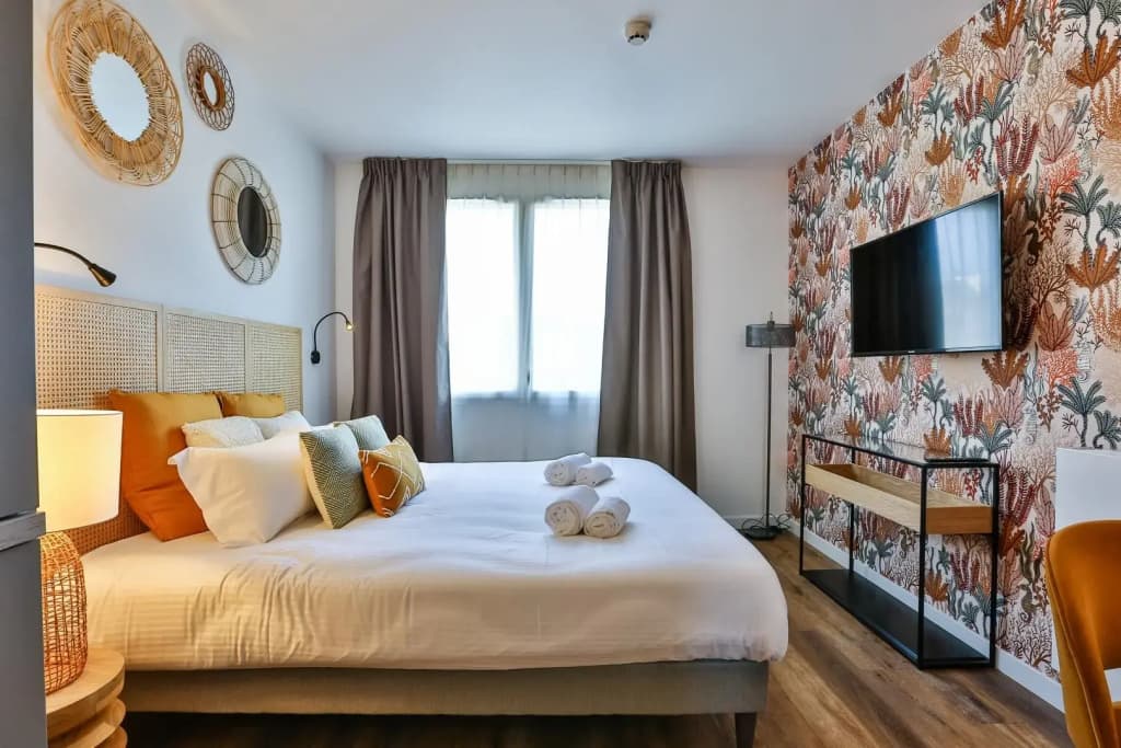 Courtyard/Parking Side Double room full double bed