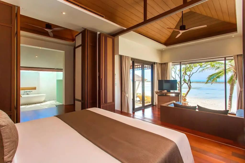 Grand Royal Double Suite beachfront full double bed