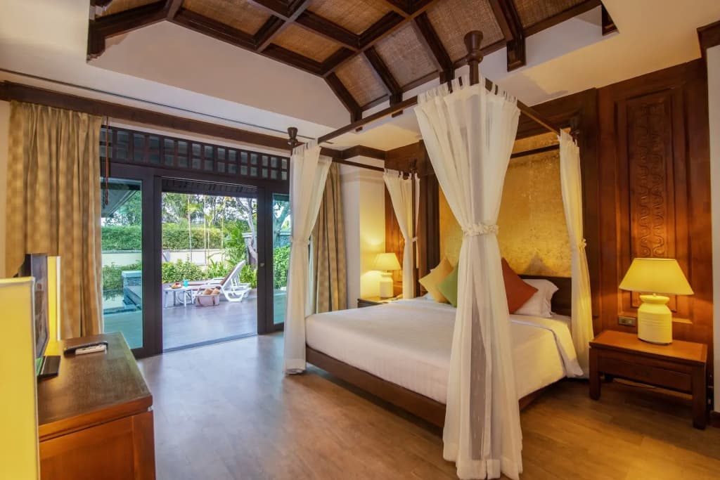 Double Pool Villa Suite full double bed