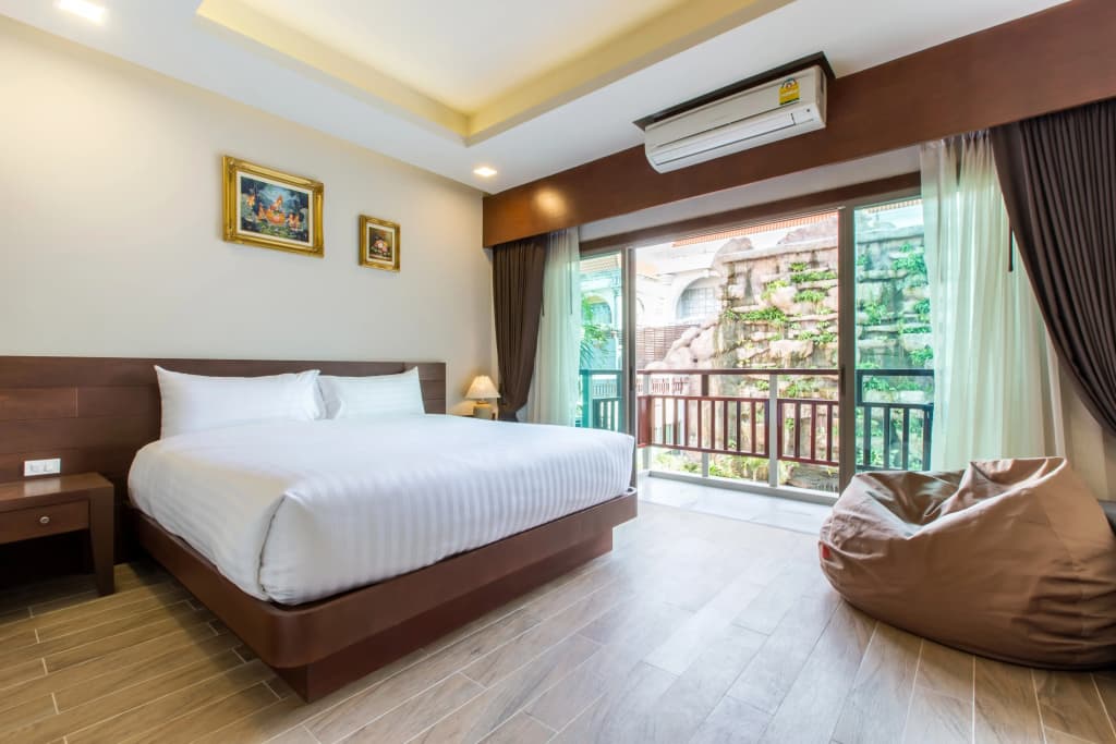 Crystal Double room with pool view full double bed