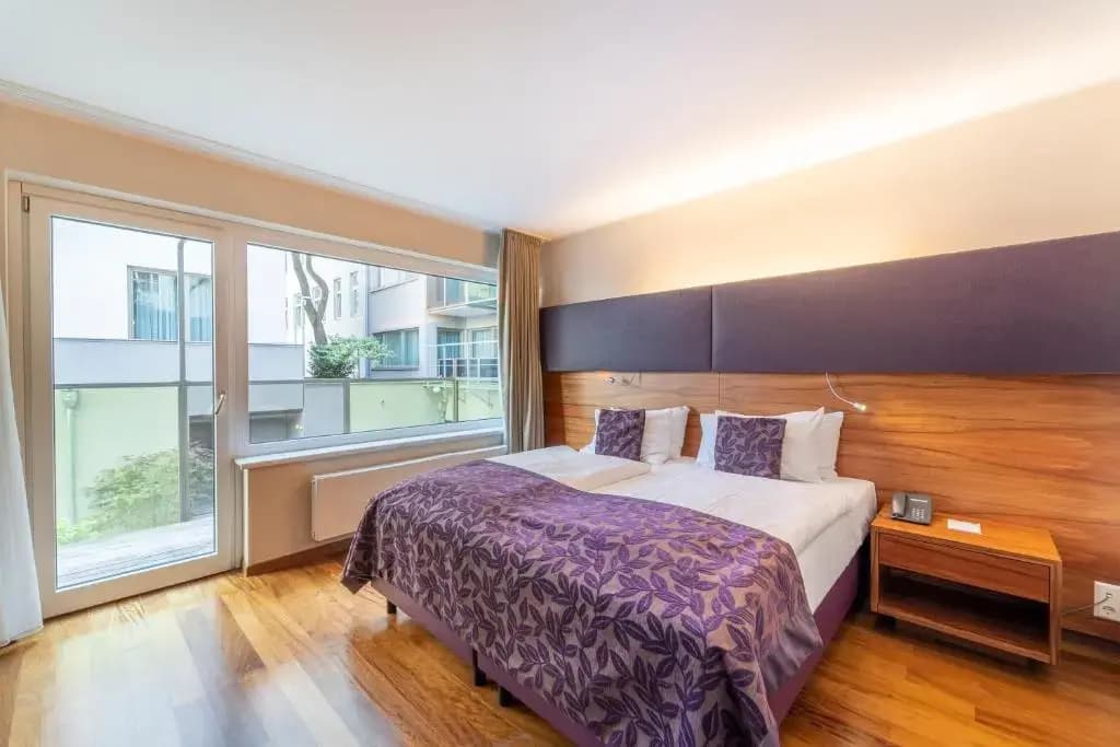 Ambassador Double Suite full double bed