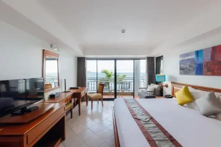 Deluxe Double room with pool view full double bed