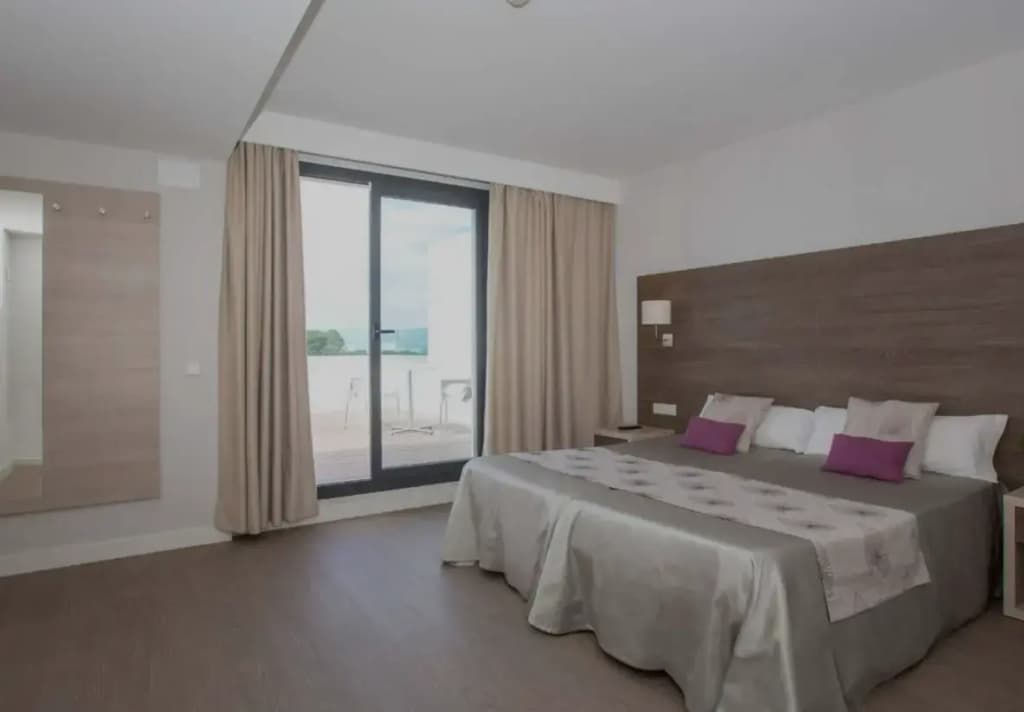 Double Suite full double bed