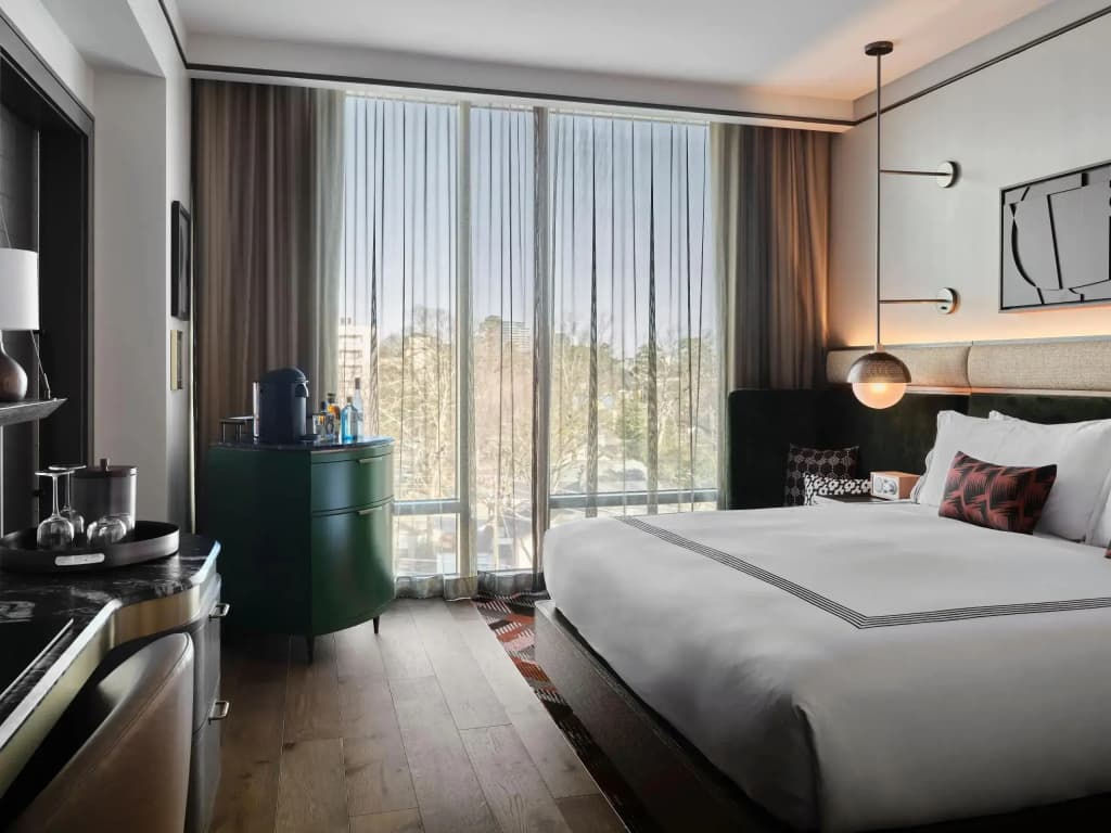 Accessible Double Suite with balcony and City View full double bed