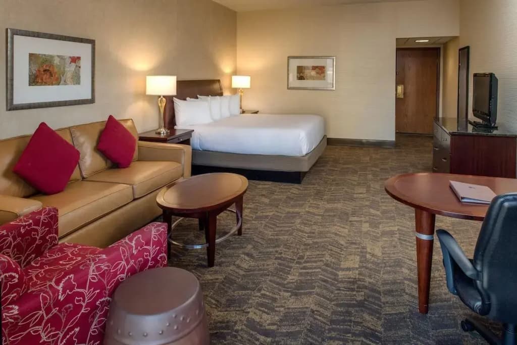 Presidential with Whirlpool Tub Double Suite full double bed