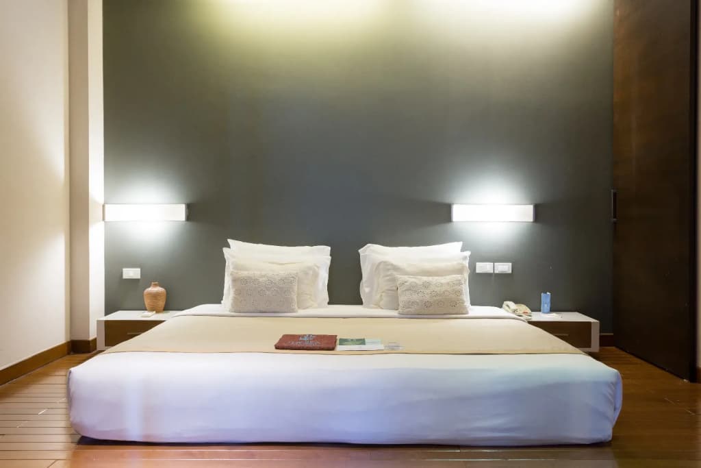 1 Bedroom Deluxe Double Suite full double bed