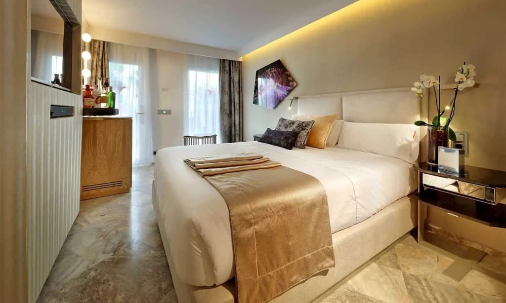Party All Night Long Double Superior room full double bed