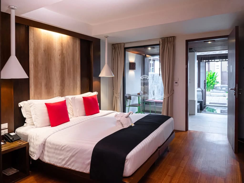 Plunge Pool Double Suite full double bed