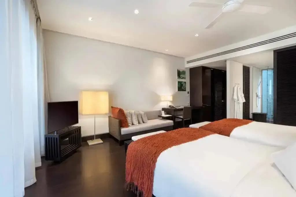 Deluxe Double Palm room twin beds