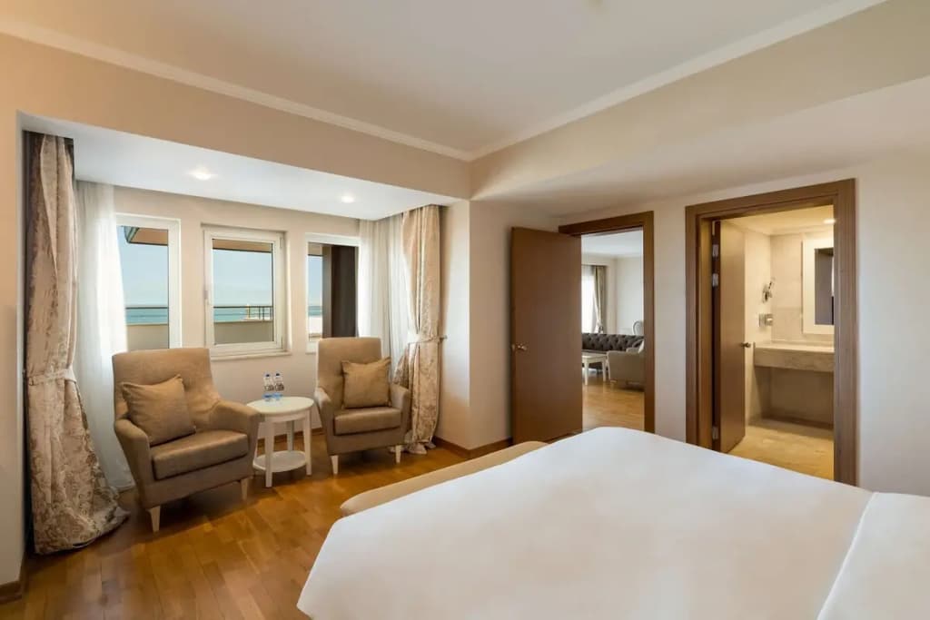 Presidential Double Suite with sea view full double bed