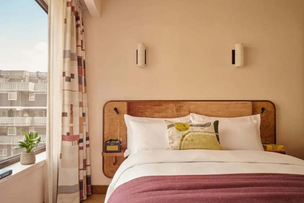 Petit Double Sir full double bed