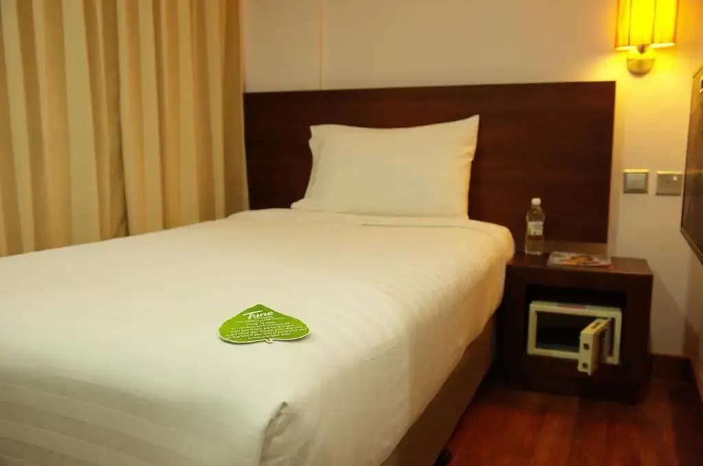 Standard Single room full double bed