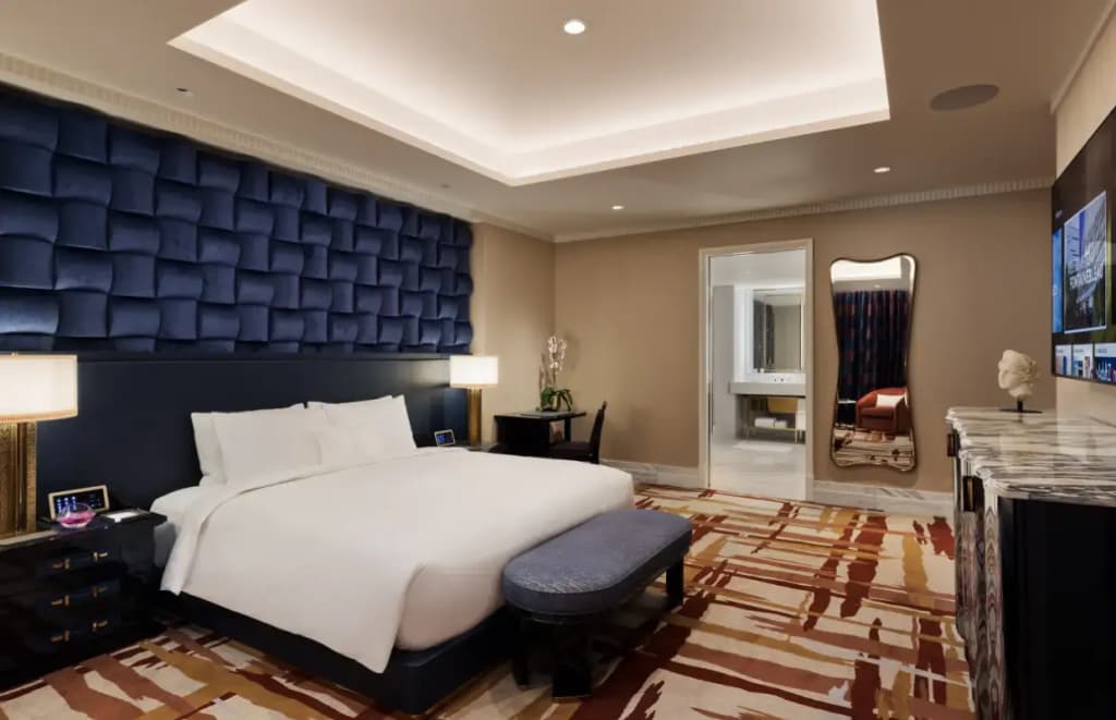 2 Bedrooms Crown Fleur de Lis Suite