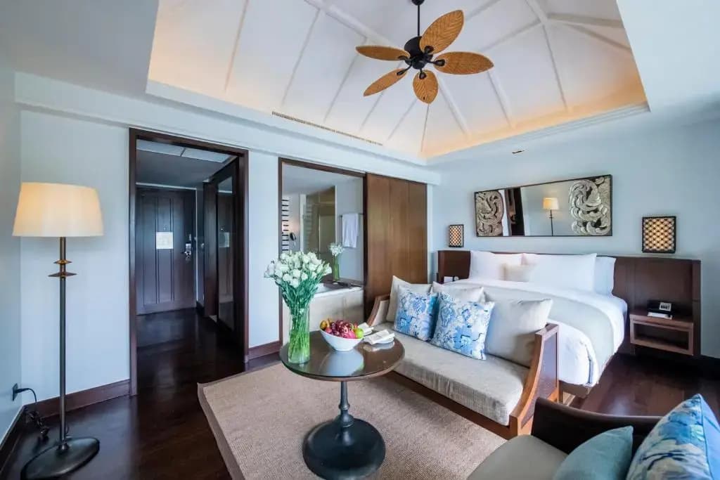 Double Pool Suite full double bed