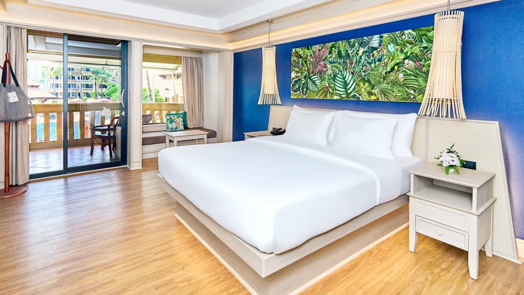Deluxe Double room with pool view full double bed