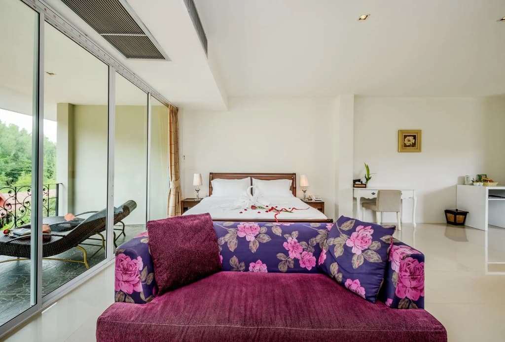 Deluxe Double Suite with pool view full double bed