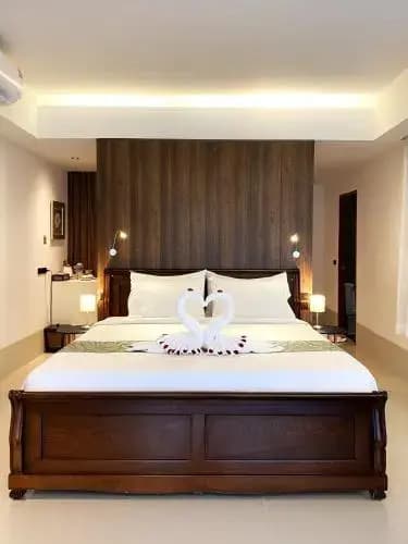 Executive Deluxe Double room with pool view full double bed