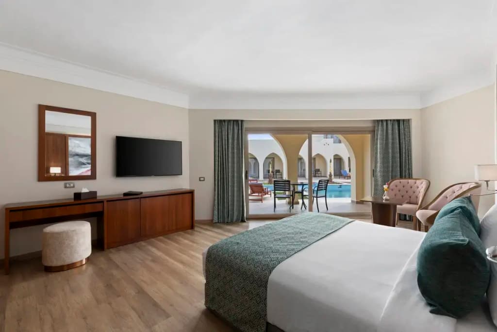 Lagoon Swim-Up Suite