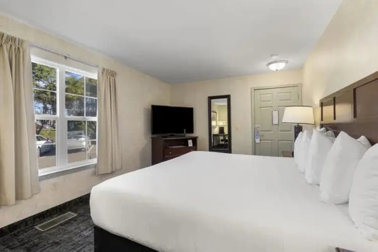 Room with balcony and Estuary View