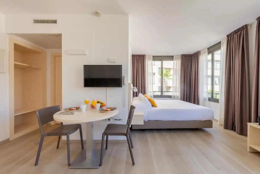 Superior Double Studio with pool view full double bed