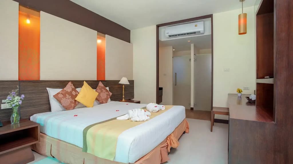 Courtyard Double Suite full double bed