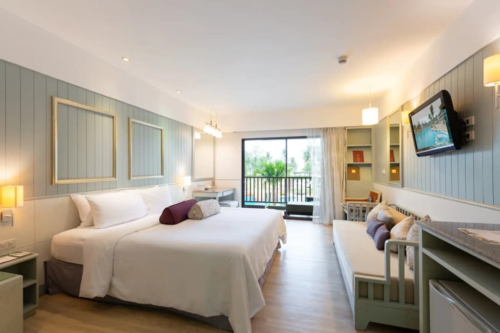 Deluxe Double room with pool view full double bed