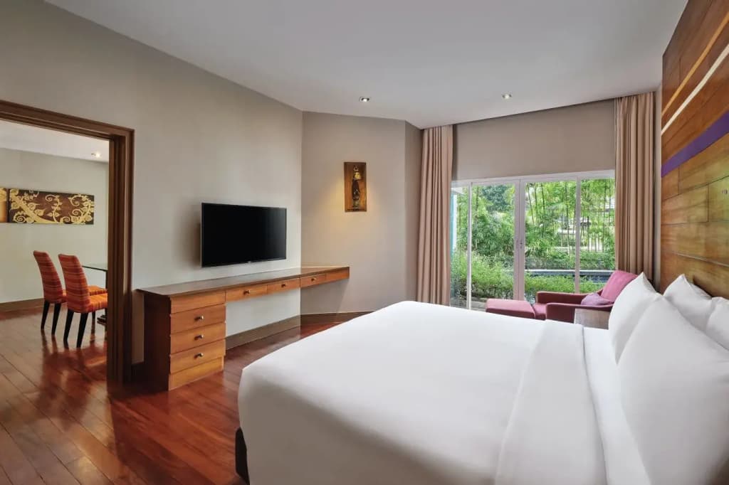 2 Bedrooms Island Pool Access Suite