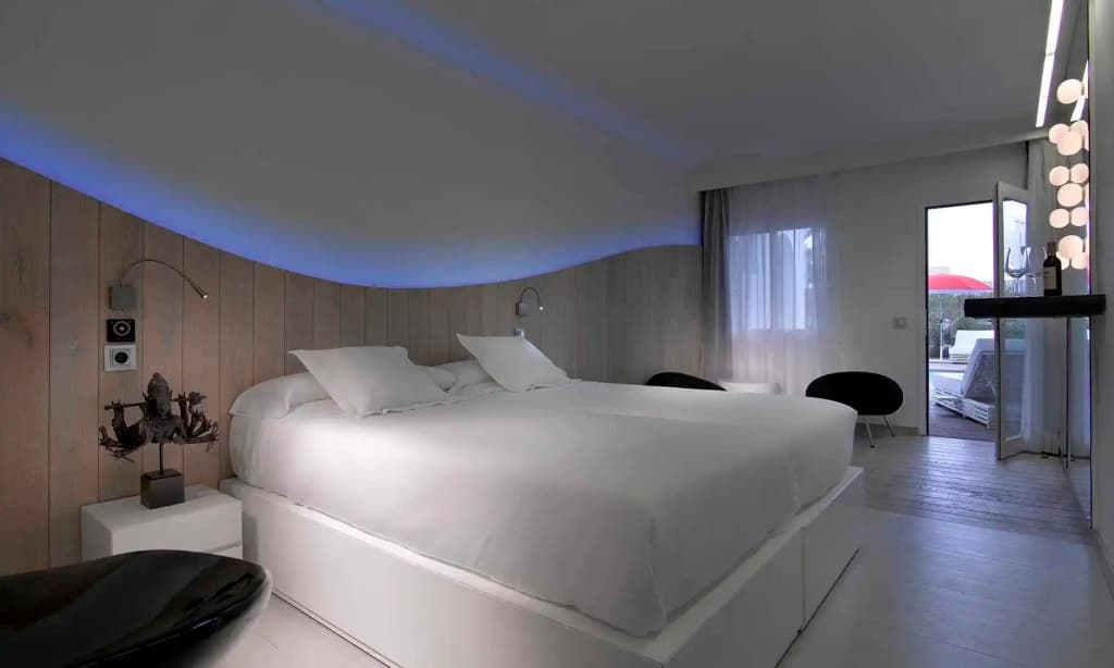 Swim-up Double Superior room full double bed
