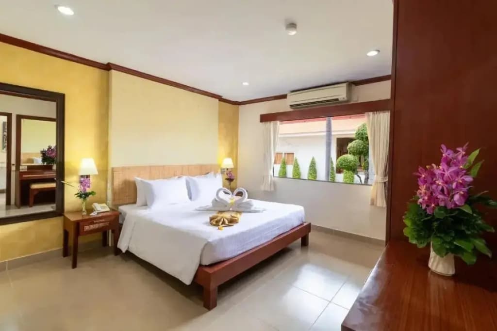 Deluxe Double Junior Suite full double bed