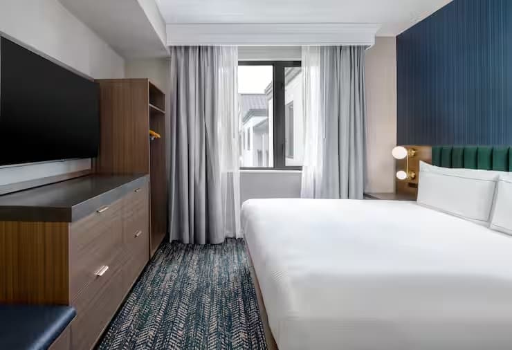 Pool Double Suite with courtyard view full double bed