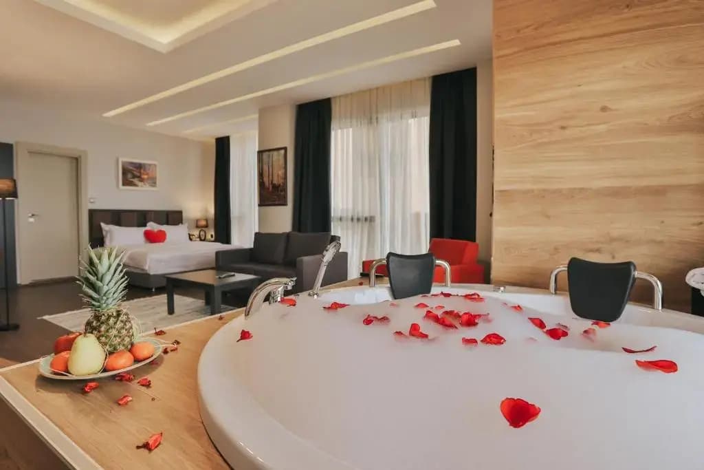 Akyazi with Jacuzzi Double Suite with sea view full double bed